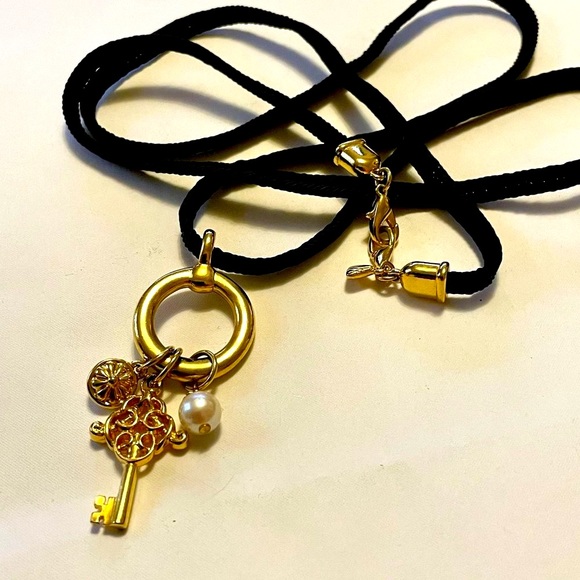 Vintage Liz Claiborne Key, Pearl & Flower Charm Pendant Necklace - Picture 3 of 7